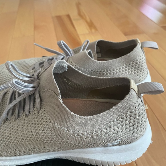 Deco lace stretch flat knit slip on with air cooled memory foam.
Size 8 US UK 38 - Picture 3 of 7